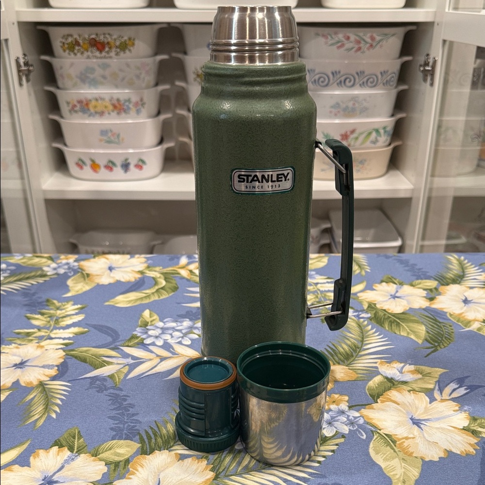 Stanley Classic Green Thermos - Picture 4 of 7